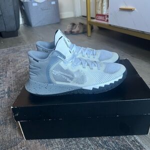 Nike Kyrie Flytrap 5 GS ‘White Smoke Grey Chrome’